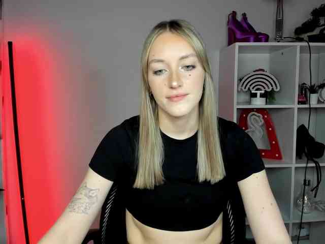 EvelynBlond26 webcam