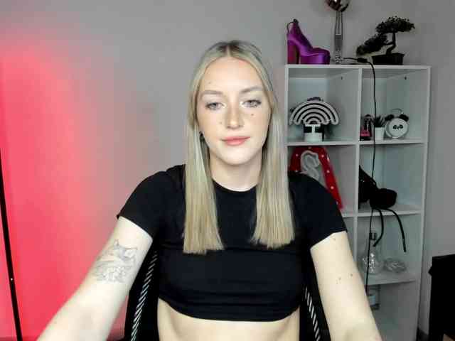 EvelynBlond26 webcam