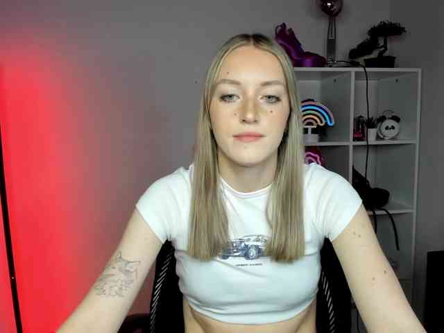 EvelynBlond26 webcam