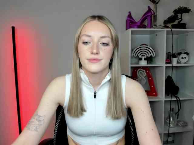 EvelynBlond26 webcam