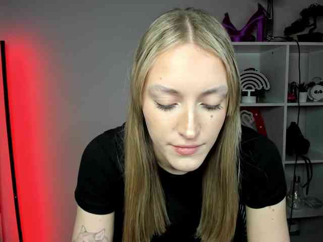 EvelynBlond26 webcam