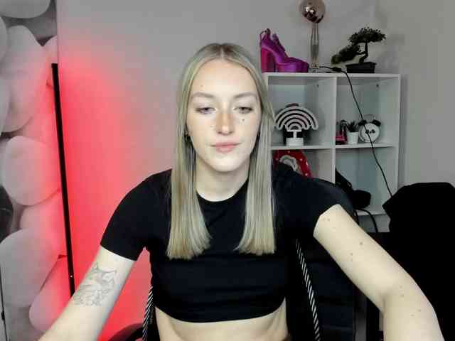 EvelynBlond26 webcam
