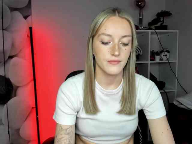 EvelynBlond26 webcam