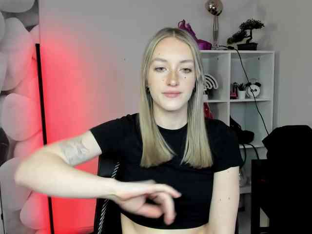 EvelynBlond26 webcam