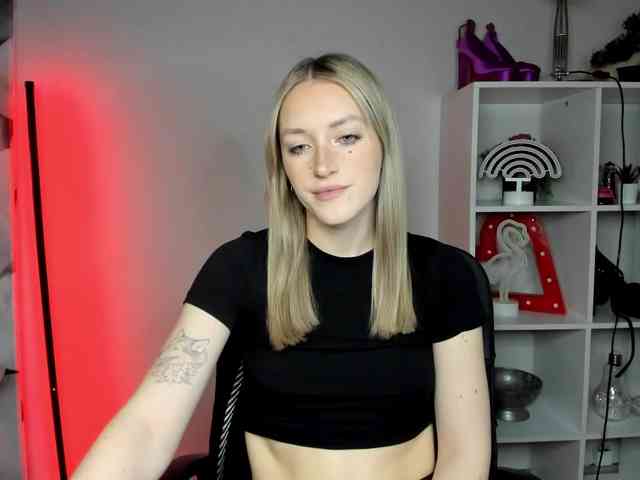 EvelynBlond26 webcam