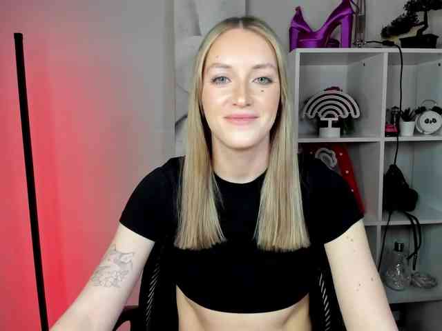 EvelynBlond26 webcam