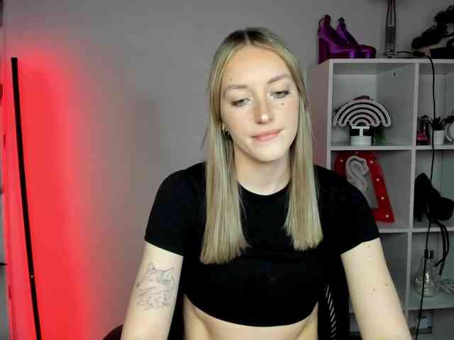 EvelynBlond26 webcam
