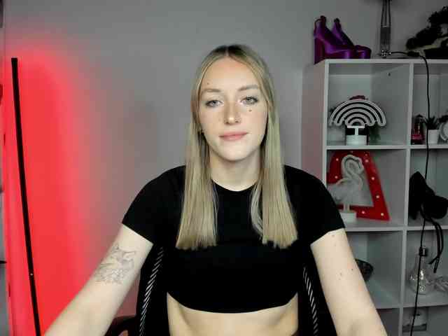 EvelynBlond26 webcam