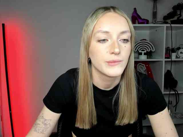 EvelynBlond26 webcam