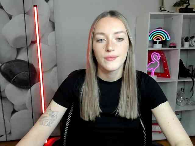 EvelynBlond26 webcam