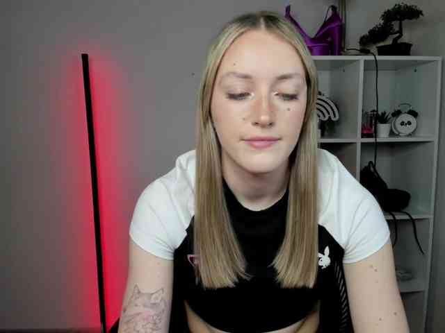 EvelynBlond26 webcam
