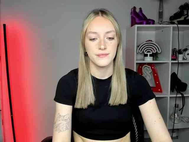 EvelynBlond26 webcam