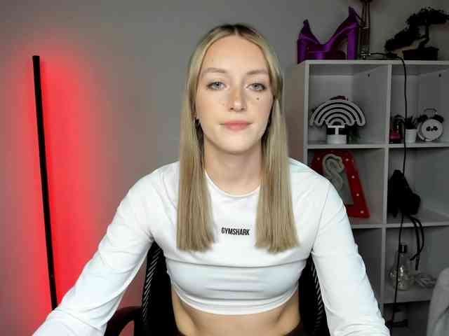 EvelynBlond26 webcam