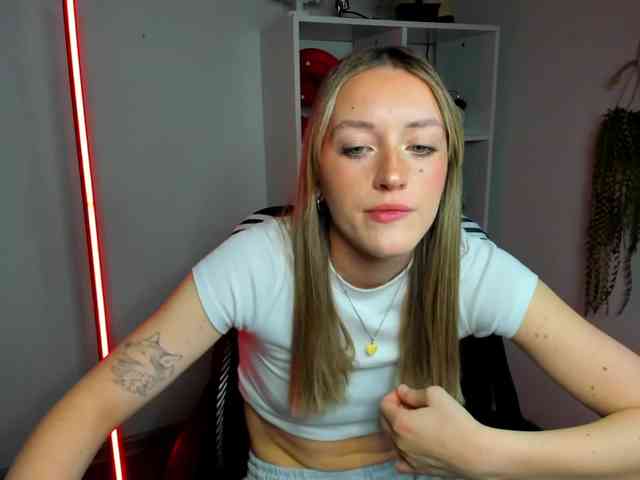 EvelynBlond26 webcam