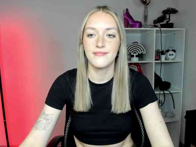 EvelynBlond26 webcam