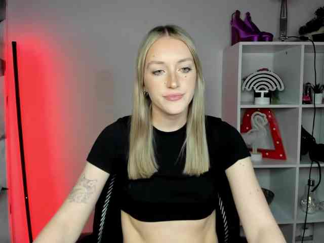 EvelynBlond26 webcam