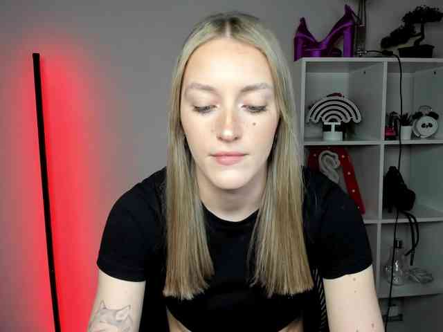 EvelynBlond Live Webcam on BongaCams