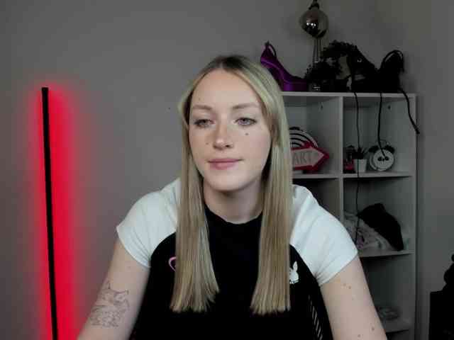EvelynBlond26 webcam