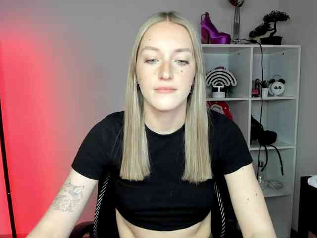 EvelynBlond26 webcam