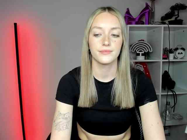 EvelynBlond Live Webcam on BongaCams