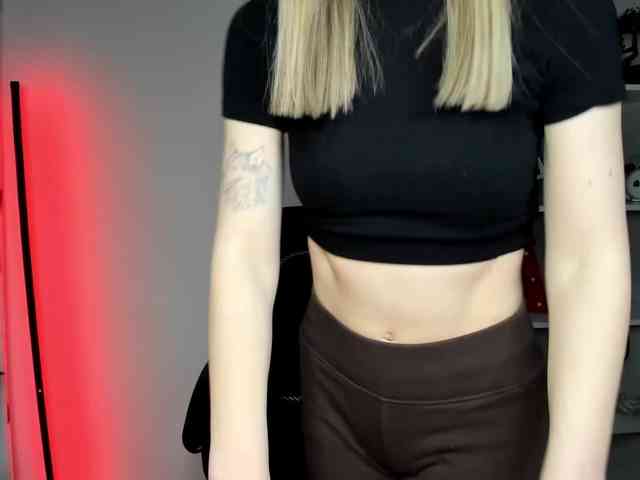 EvelynBlond26 webcam