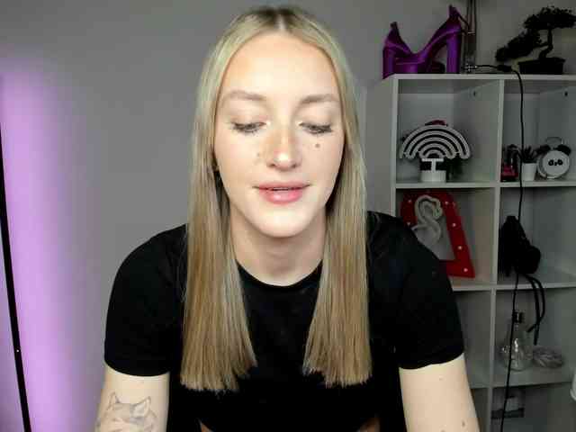 EvelynBlond Live Webcam on BongaCams