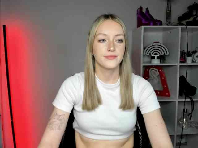 EvelynBlond26 webcam
