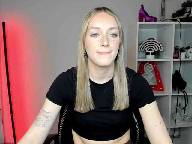 EvelynBlond26 webcam