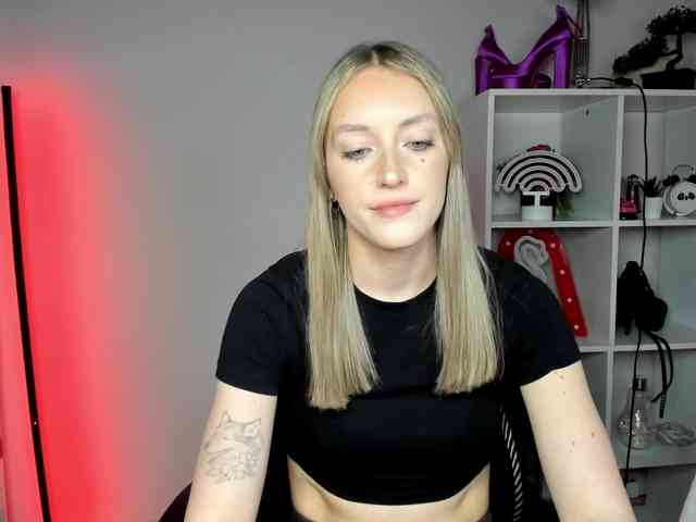 EvelynBlond26 webcam