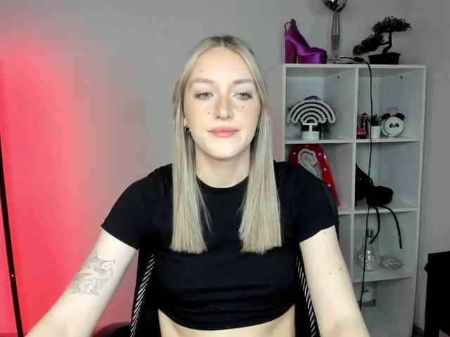 EvelynBlond26 webcam