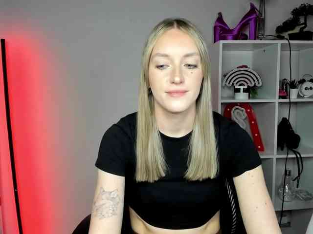 EvelynBlond26 webcam