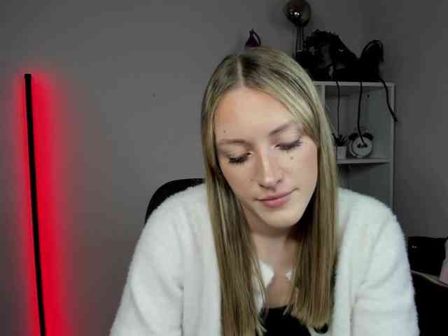 EvelynBlond26