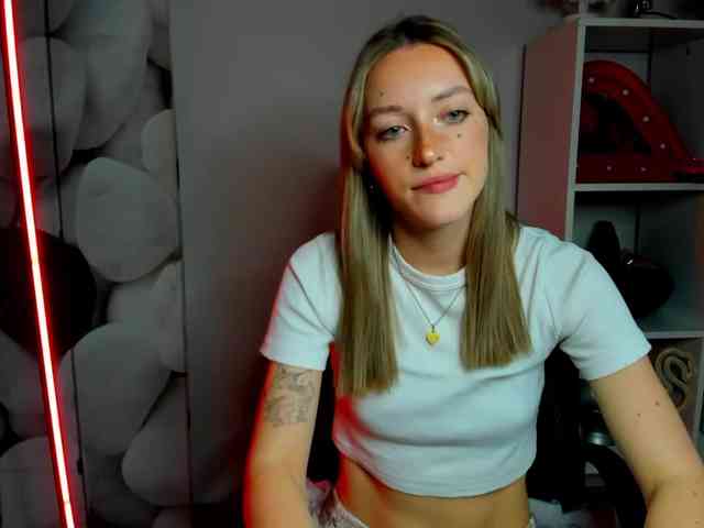 EvelynBlond26 webcam