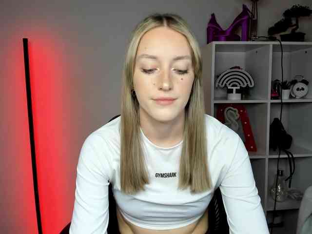 EvelynBlond26 webcam