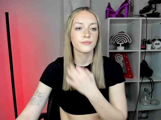 EvelynBlond26 webcam