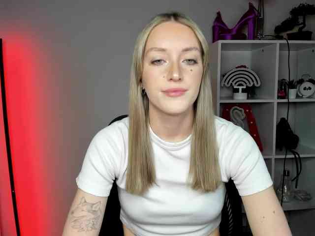 EvelynBlond26 webcam