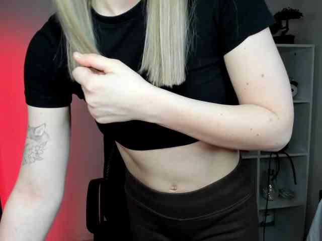 EvelynBlond26 webcam