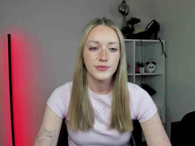 EvelynBlond26 webcam