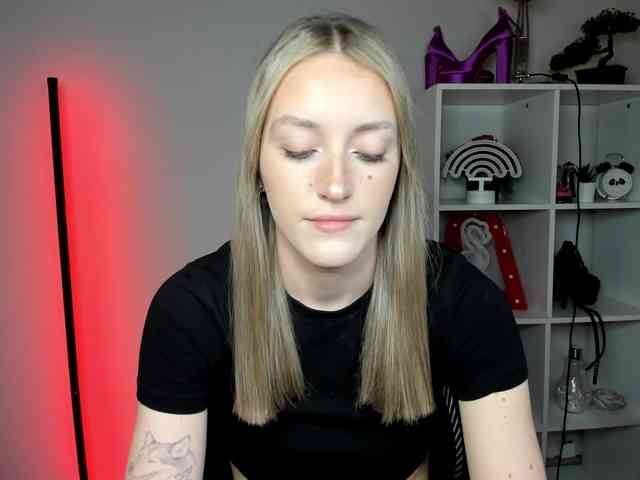 EvelynBlond26 webcam