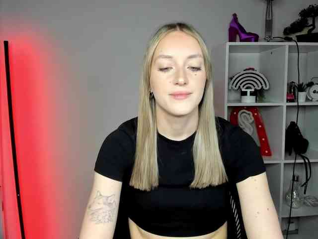 EvelynBlond26 webcam