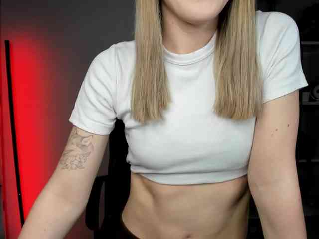 EvelynBlond26 webcam