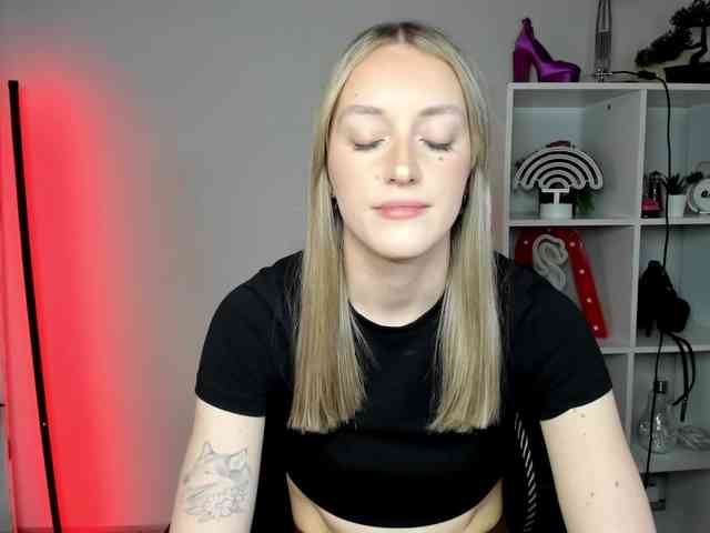 EvelynBlond26 webcam