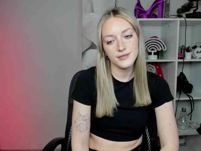 EvelynBlond26 webcam