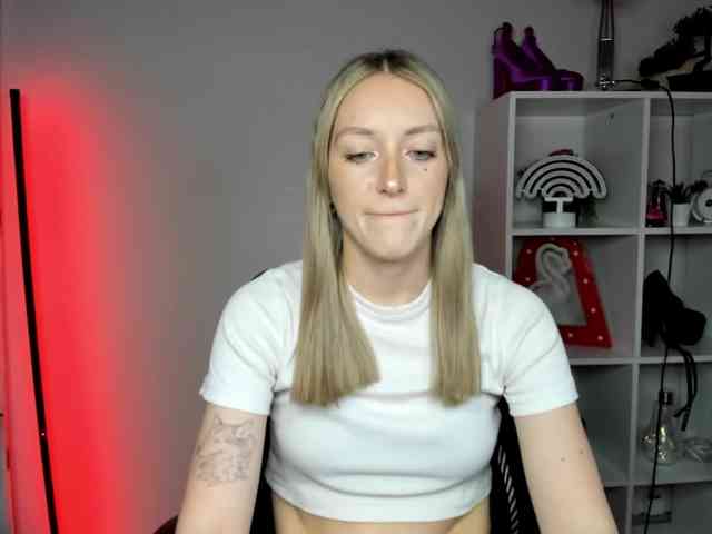 EvelynBlond26 webcam