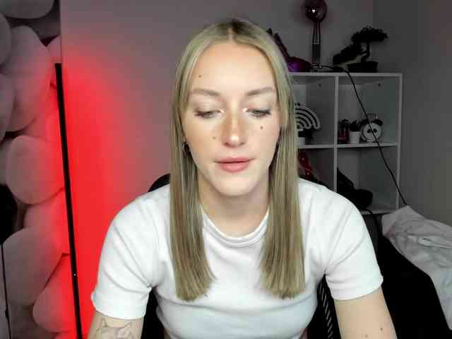 EvelynBlond26 webcam