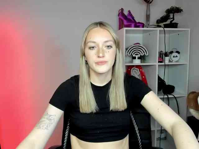 EvelynBlond26 webcam
