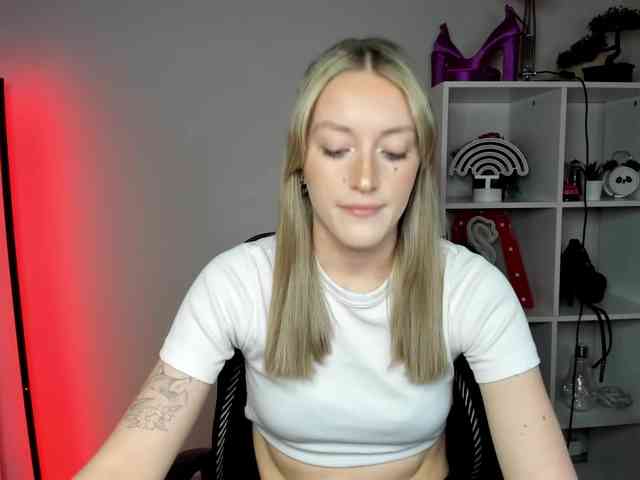 EvelynBlond26 webcam
