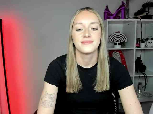 EvelynBlond26 webcam