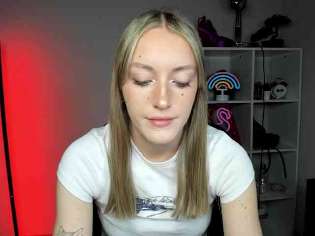 EvelynBlond26 webcam
