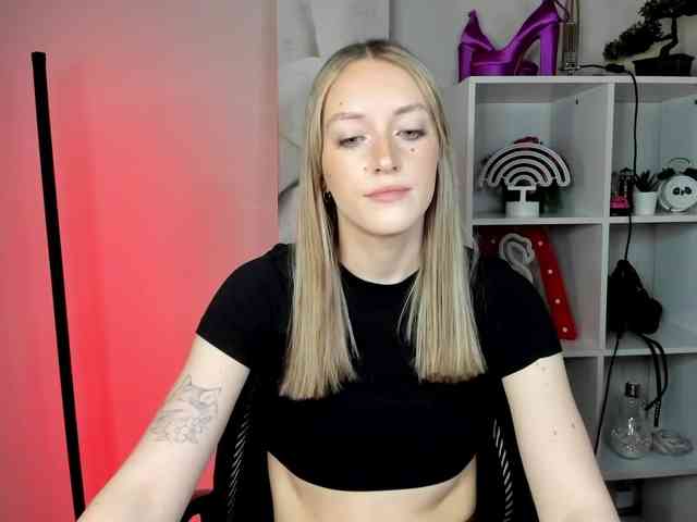 EvelynBlond26 webcam